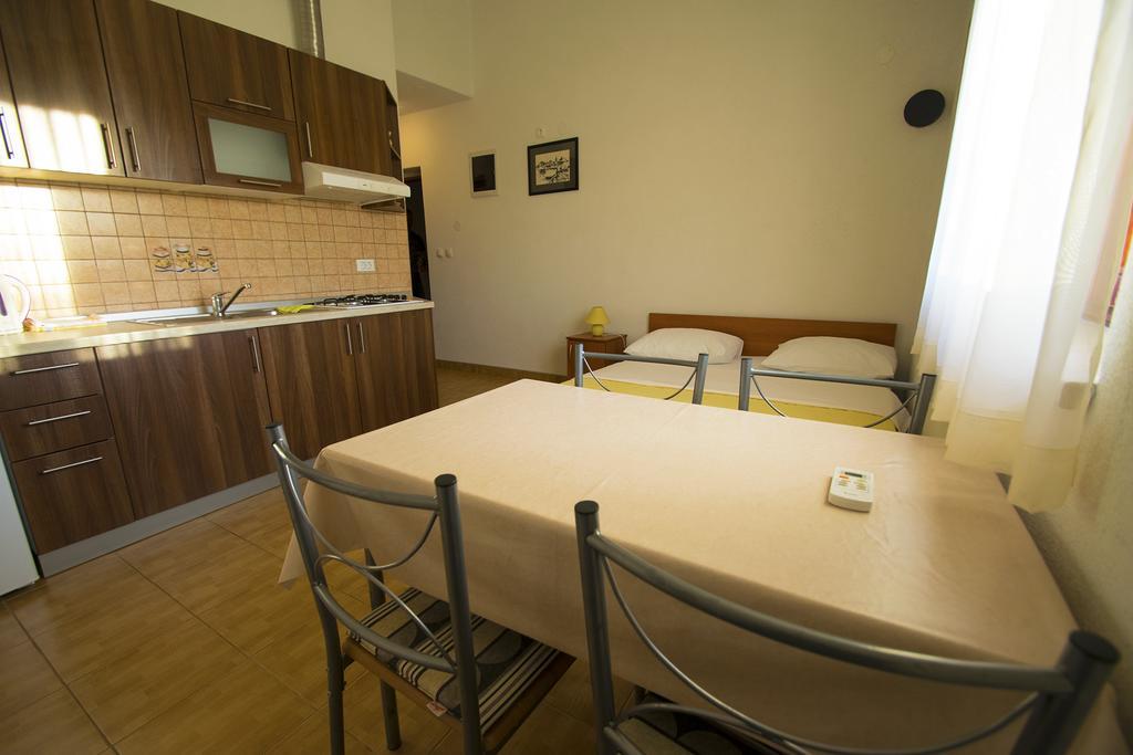 Apartments Zile Starigrad Paklenica Habitación foto